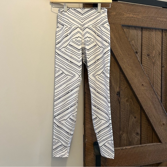 Buffbunny Collection Pants - BuffBunny White Leggings with Black Geometric Stripe